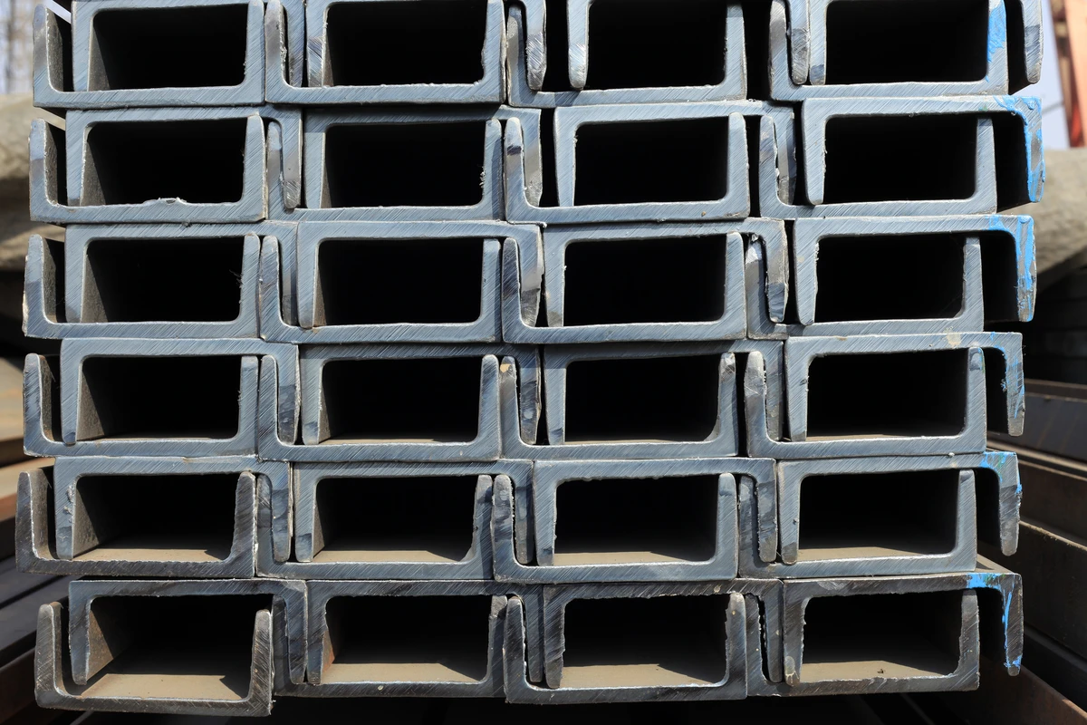 Швелер сталевий — гарячекатаний металопрокат П-подібної форми. Продаж у SteelStream.